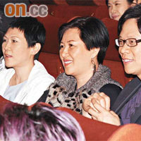 陳潔靈（左起）、楊太和陳志雲聚精會神看祖兒的紀錄片。