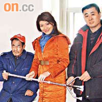 李姿敏到北京探訪長者，送上拐杖等生活用品。