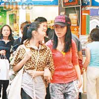 好姊妹鍾舒漫（右）和詩雅到旺角逛街，引來不少途人目光。