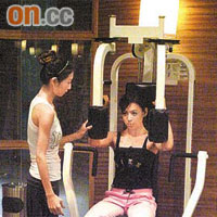 教練指導江若琳玩健胸器械。