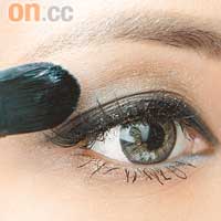 先用紫色眼影在眼蓋打底，之後再用啡色眼影掃於眼窩和下眼尾1/3位置，突出眼部輪廓。
