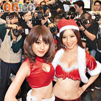 紅衣女郎Rainbow（左）與Lavina現身亞洲遊戲展，吸引大批人圍觀。
