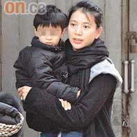 袁詠儀抱着兒子截的士。