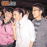 江若琳在內地人氣急升，fans爭着與她合照。