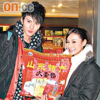 徐正曦與江若琳買了大量紅棗作手信。