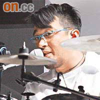 恭碩良擅長多種樂器，最近就為謝安琪的演唱會任鼓手。