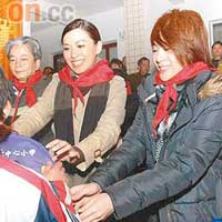 王若琪（右起）與陳煒到湖南探訪，大受小朋友歡迎。