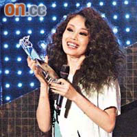 容祖兒破《勁歌》紀錄，一人獨攬七獎，難怪她開心得在台上灑淚。