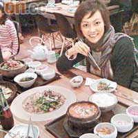 何彥樺喜在澳洲品嘗韓國菜。