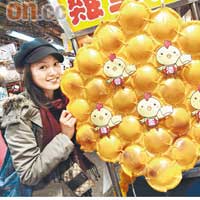 顏子菲對這個「香港雞蛋仔」招牌大感興趣。