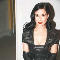 Dita Von Teese慣性低胸撐場。