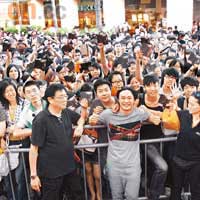 陳奕迅新加坡宣傳國語碟，吸引逾千人捧場。