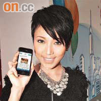 型女鍾舒漫透過手機on.cc即時新聞留意兩岸新聞，增廣見聞。