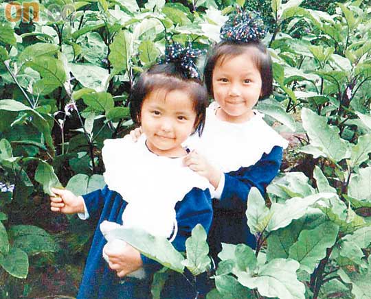 鍾舒漫（右）小時候和妹妹像Twins一樣。
