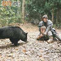 LeeHom與大黑熊做對手戲，最怕被抓傷面。