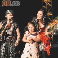 李香凝為阿Sam個唱任嘉賓，而李香凝的女兒就上台獻花給媽咪。