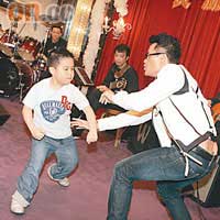 呂良偉與兒子上台表演功夫搞氣氛。