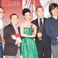 王學圻（右二）對香港演員改觀，惠英紅（中）開心自志偉（左二）手上接過獎座。 