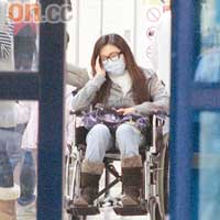 一臉病容的筱靖坐着輪椅從病房中出來，我見猶憐。