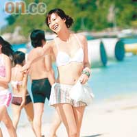 徐靜蕾戴着白色胸圍於泰國沙灘展露身材。