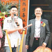 MC Jin大讚涼茶清熱解毒，氹得「海天堂」董事長吳耀明（右）笑逐顏開。