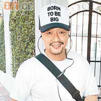 王喜戴着有印有BORN TO BE BIG（天生是最大）的帽子，未知是否喻意志雲在他心目中的地位崇高。