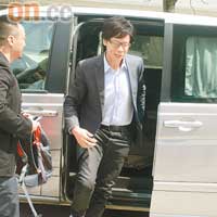 陳志雲昨日在王喜（左）的陪同下，抵達香港大學。