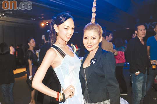 Jessica C.與劉晨芝（右）在時裝騷上碰頭。