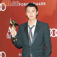 謝霆鋒憑《十月圍城》成功摘下最佳男配角獎項。