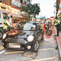 Toby的座駕（前）與P牌電單車（紅圈示）泊在路旁等候調查。