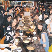 阿Sa與阿嬌和大班fans吃火鍋，場面熱鬧。
