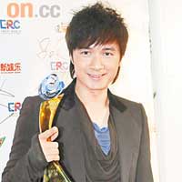 基仔在全球華語榜中榜中奪得「香港區最受歡迎男歌手獎」。
