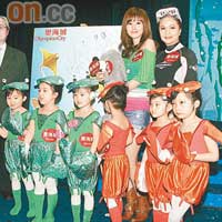 傅穎、蘇蔡潔蓮（後排右）與一班小朋友呼籲大眾注重海洋保育。
