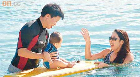 李樂詩跟老公Ted、囝囝一家三口碧波暢泳。