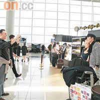 昨日華哥現身機場，很多旅客爭相邀他合照。