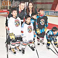 Jessica與教練及五位小朋友作冰球示範。