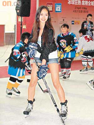 Jessica着熱褲騷長腿玩冰球，冇實際都有姿勢。