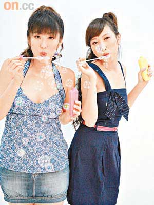 關婉珊（左）與王淑玲齊以性感上陣，拍廣告賺外快。