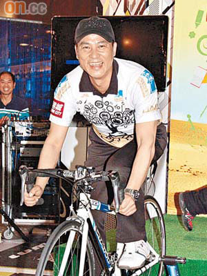 華哥提倡低碳生活，平日愛踩單車。