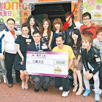 海天堂創辦人吳耀明（箭嘴示）捐出三萬元支票，非常有心。