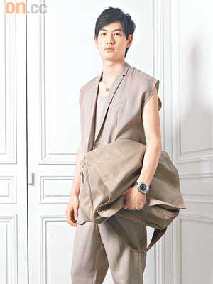 DH2米色斜孭袋　	$19,800<BR>Tank top	$2,000<BR>Sleeveless jacket	　$9,200<BR>Wool trousers	$5,600<BR>Sneakers $6,800