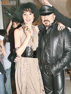 張曼玉昨晚在上海擔任Christian Dior全新旗艦店的剪綵嘉賓，並與該店的建築師Peter Marino合照。
