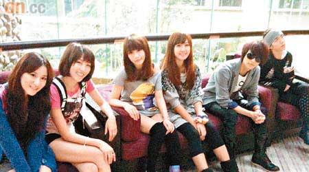 六位年輕偶像到番禺主持電視台節目，寓工作於娛樂。