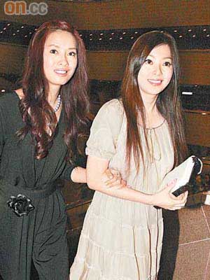 陳沛嘉與傅明憲（右）以黑白雙煞姿態到場欣賞芭蕾舞表演。