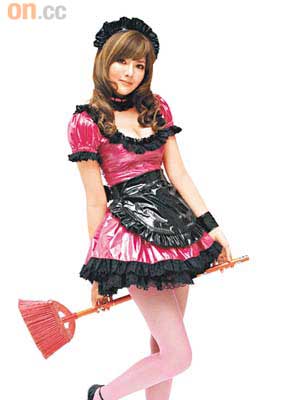 貪玩的「女僕」Yumi，拿起掃把當道具，大騷42吋長腿。