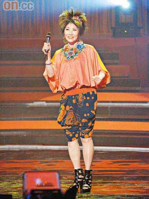 阿姐在《荃加福祿壽》上獻唱，似是為8月的演唱會作準備。