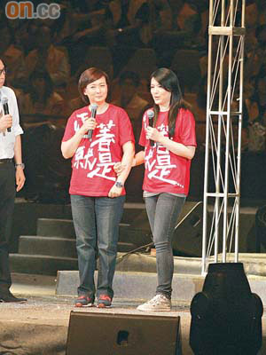 商天娥（左）在台上與苟芸慧及觀眾分享「十月新娘」心情。
