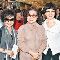 左起：梅雪詩、白雪仙和陳寶珠結伴欣賞古董香水瓶展覽。