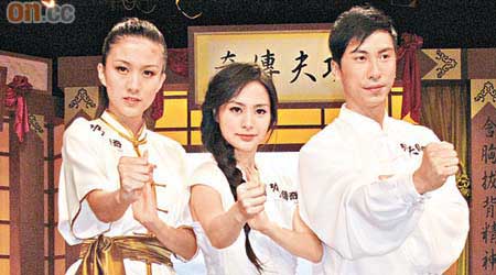 陳嘉桓（左）、阿嬌及杜宇航同樣有詠春根柢。