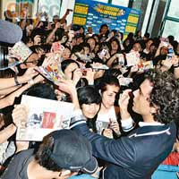 Mika表現親民，主動為fans簽名。